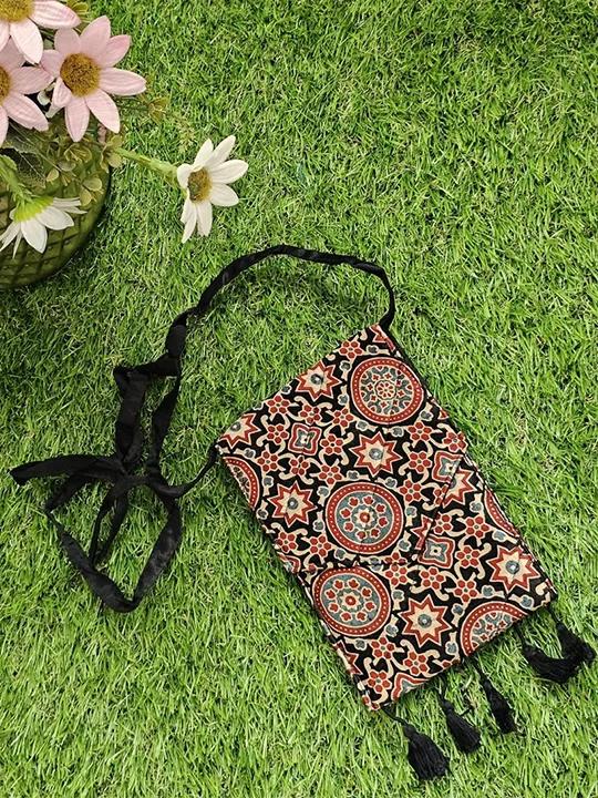 red star print sling bag