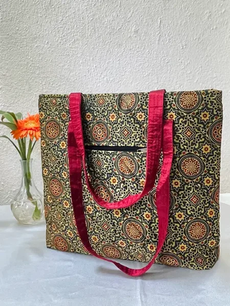 green black tote bag with back pockets