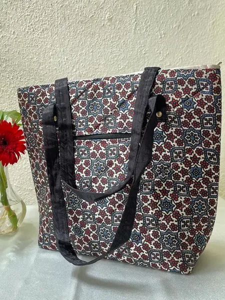 white blue small floral print tote bag